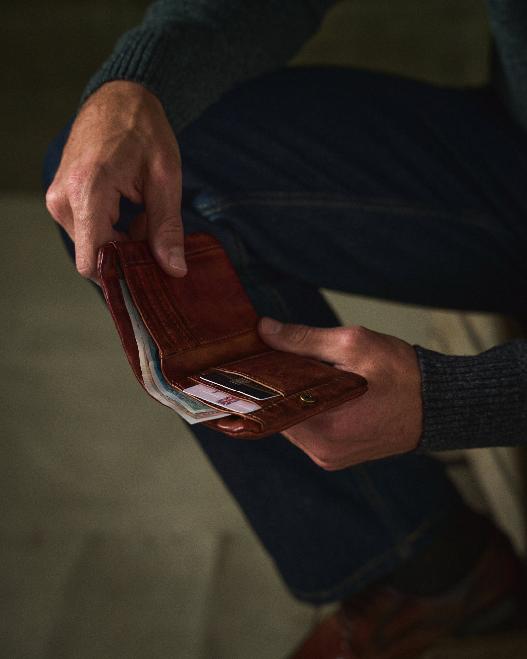 Full-Grain Leather Wallet Men's Compact Dual Closure Design