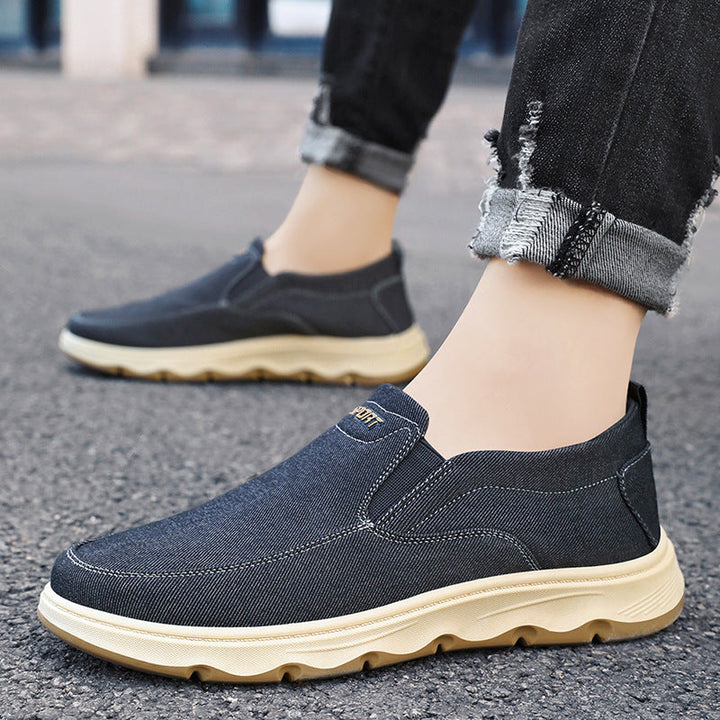 Men's lightweight trainers designed for comfortable everyday wear