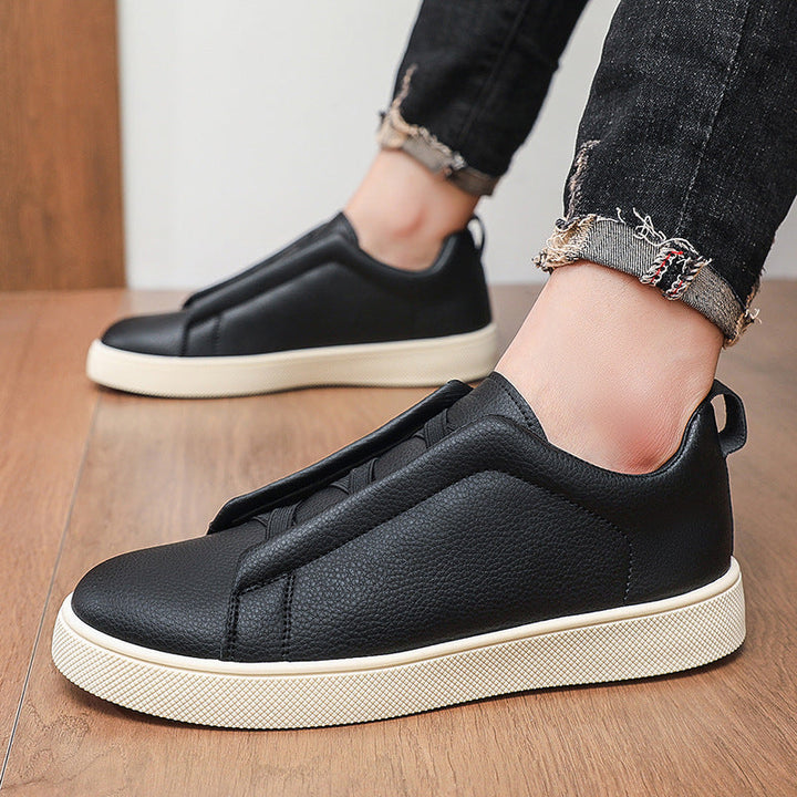 Lace-up men's trainers styled for everyday casual wear