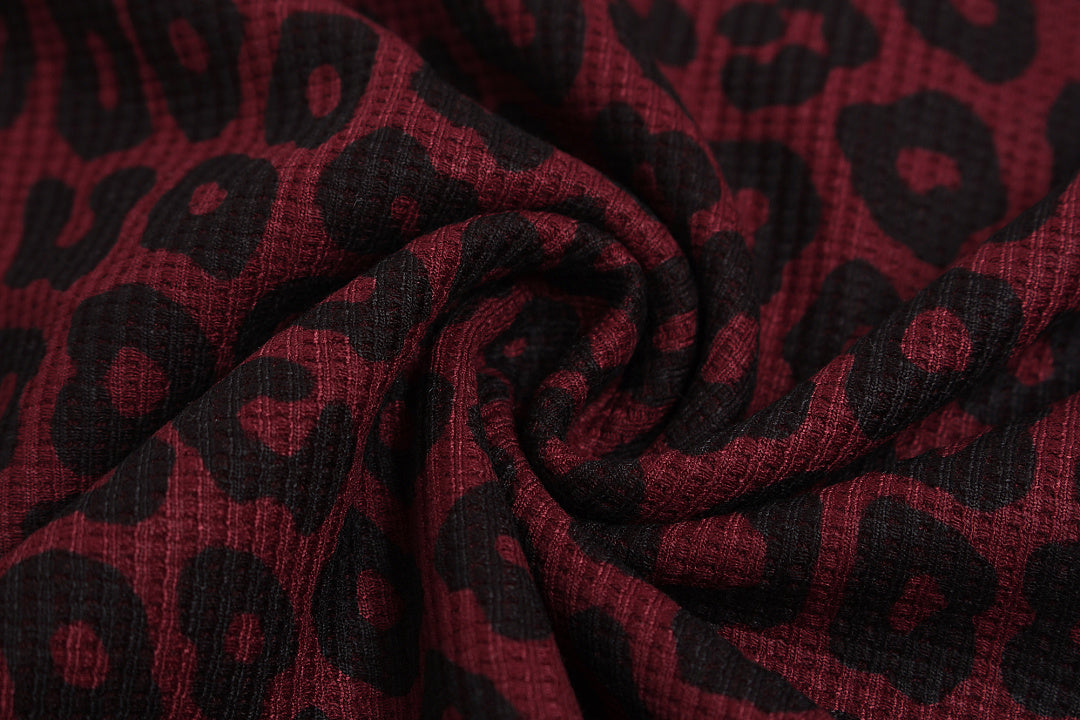 Detail of the round neckline on the men's sweatshirt