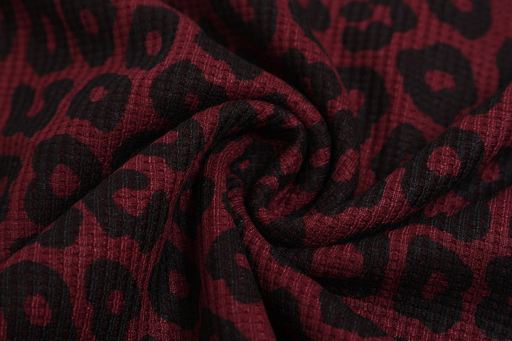 Detail of the round neckline on the men's sweatshirt