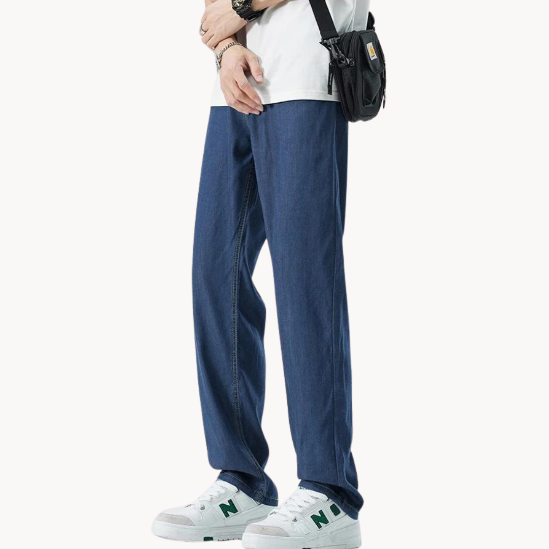 Detail of the back pockets on men's straight-leg 5-pocket trousers