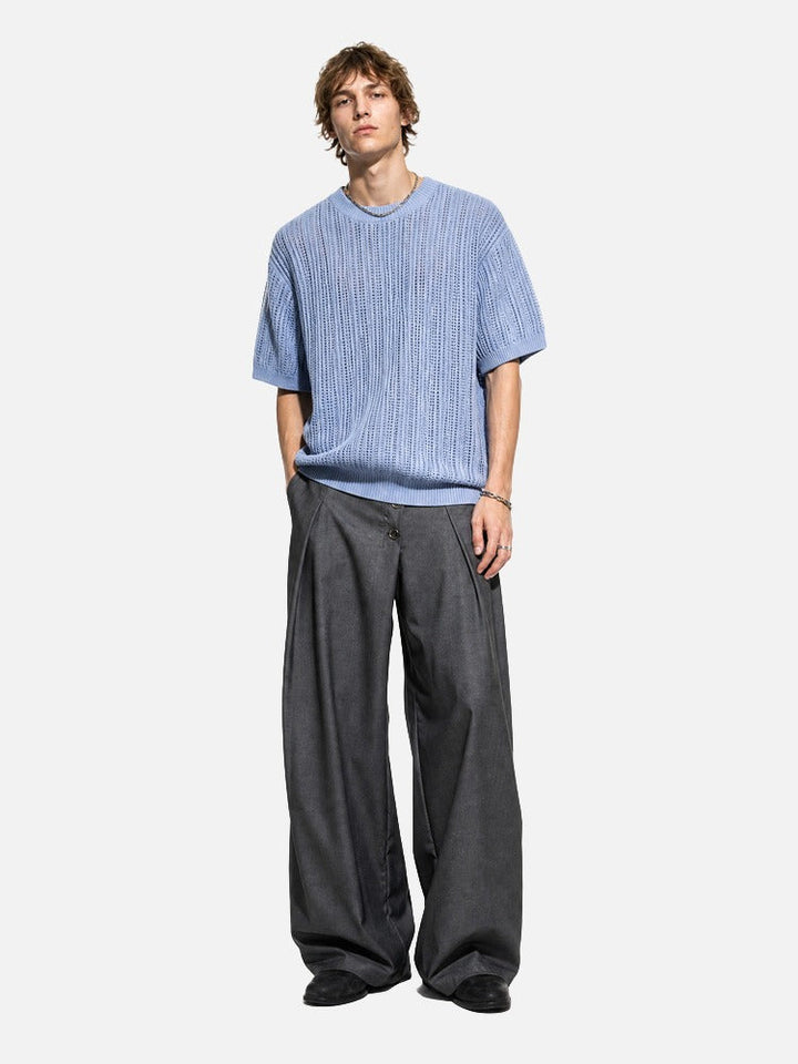 Detail of the neckline on the men's knitted short sleeve top