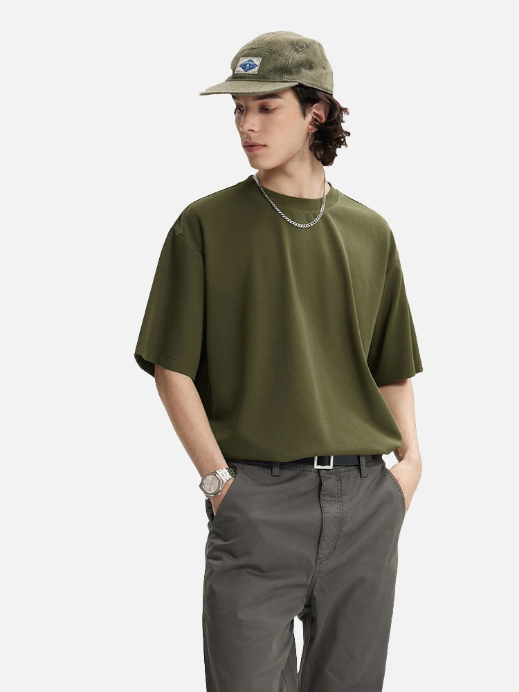 Crew neck detail on the men's oversized cotton T-shirt