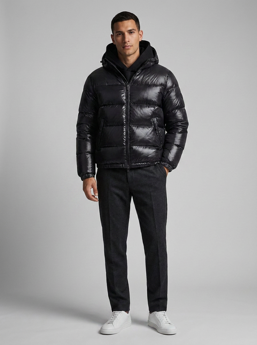 Men's puffer jacket displaying the secure zip fastening
