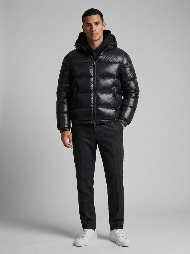 Men's puffer jacket displaying the secure zip fastening
