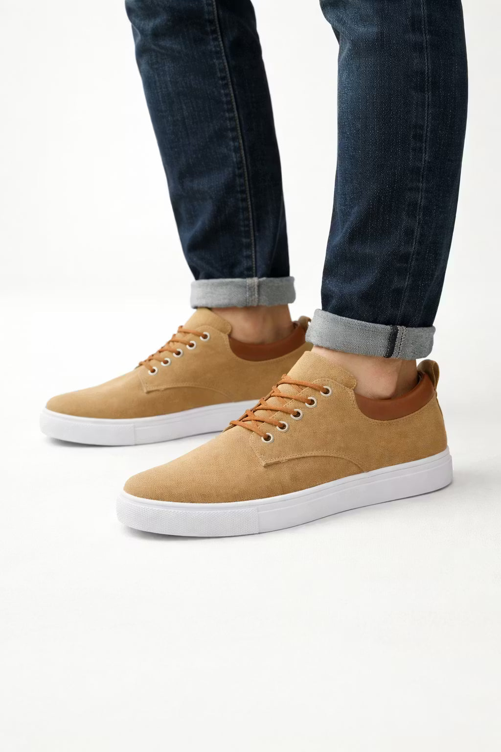 Men's low-top lace-up trainers with a contrasting collar