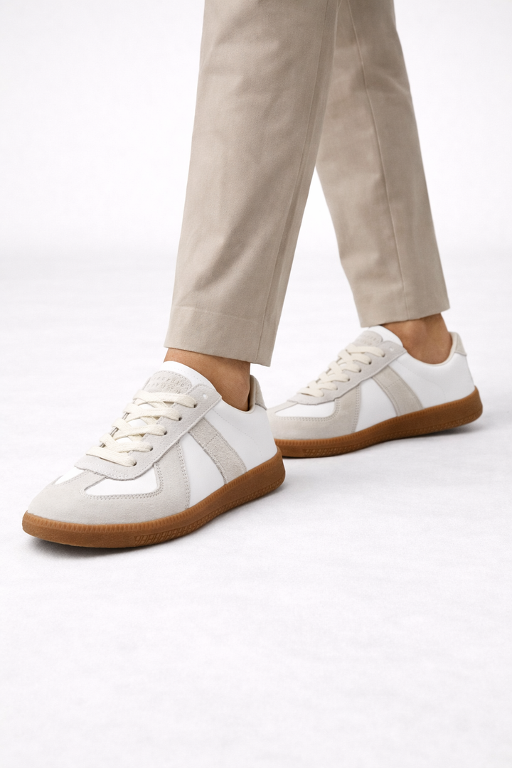 Men's leather-look classic sneaker with a timeless everyday design