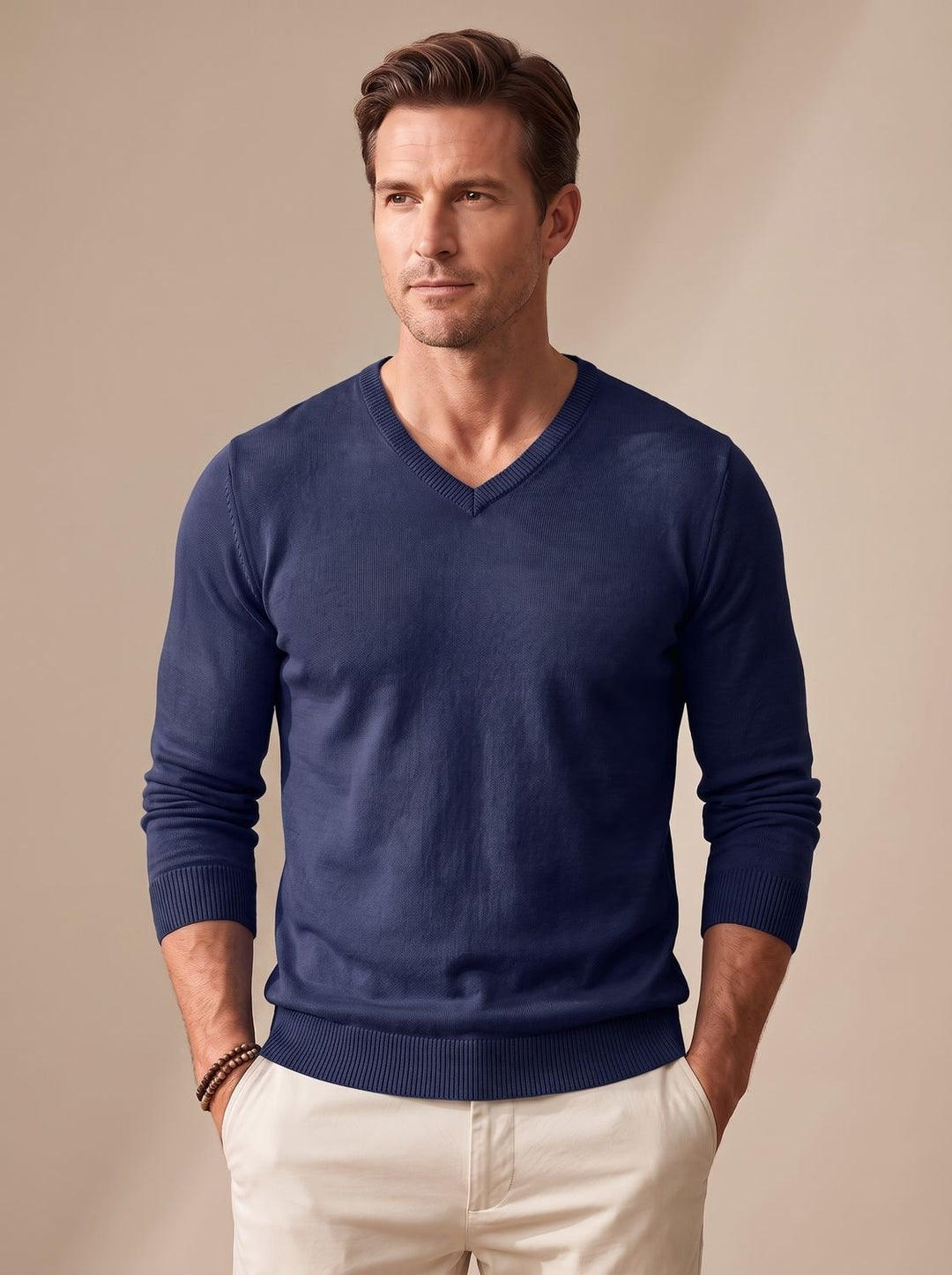 Men's fine-knit V-neck jumper with a slim-fit silhouette