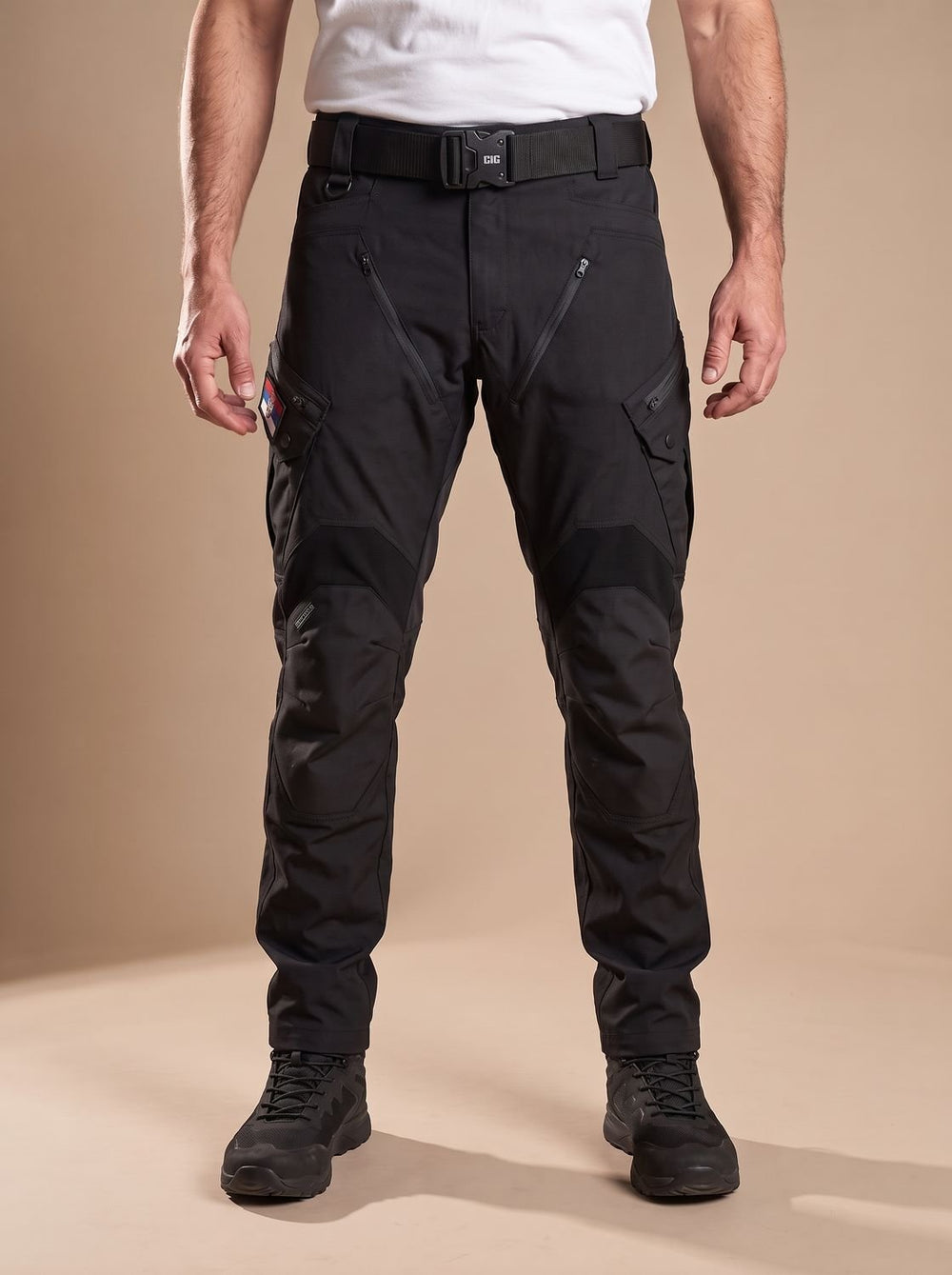 Men's tactical cargo trousers with multiple utility pockets